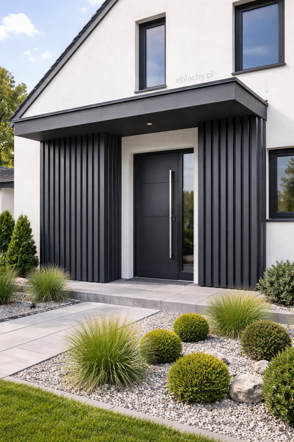 Wnęka drzwiowa z lameli elewacyjnych na wymiar antracyt